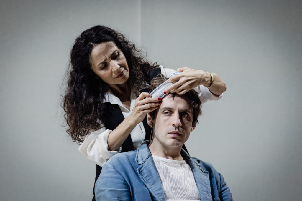 Chloé Réjon (Arkadina) a Jules Sagot (Treplev) (Anton Pavlovič Čechov: Racek, režie a scénografie Stéphane Braunschweig, premiéra 7. listopadu 2024 v Divadle Odéon). Foto Simon Gosselin