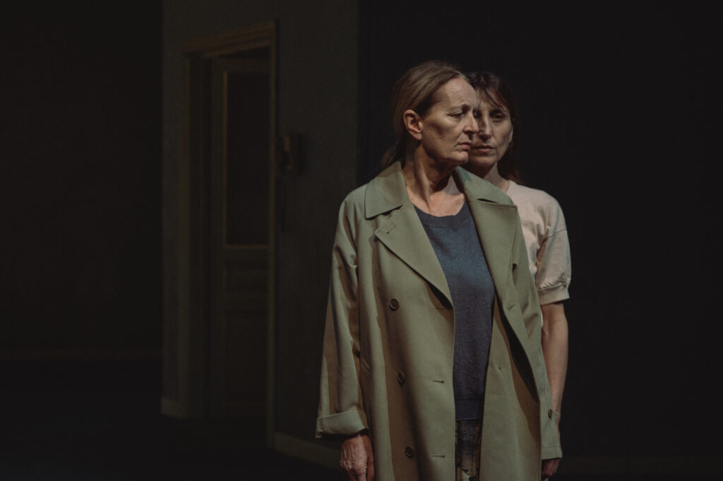 Daria Deflorian (režisérka a sestra hlavní hrdinky) a Monica Piseddu (Yonghye) (Han Kang: Vegetariánka, režie Daria Deflorian, premiéra 8. listopadu 2024 v Ateliérech Berthier v rámci Podzimního festivalu). Foto Andrea Pizzalis