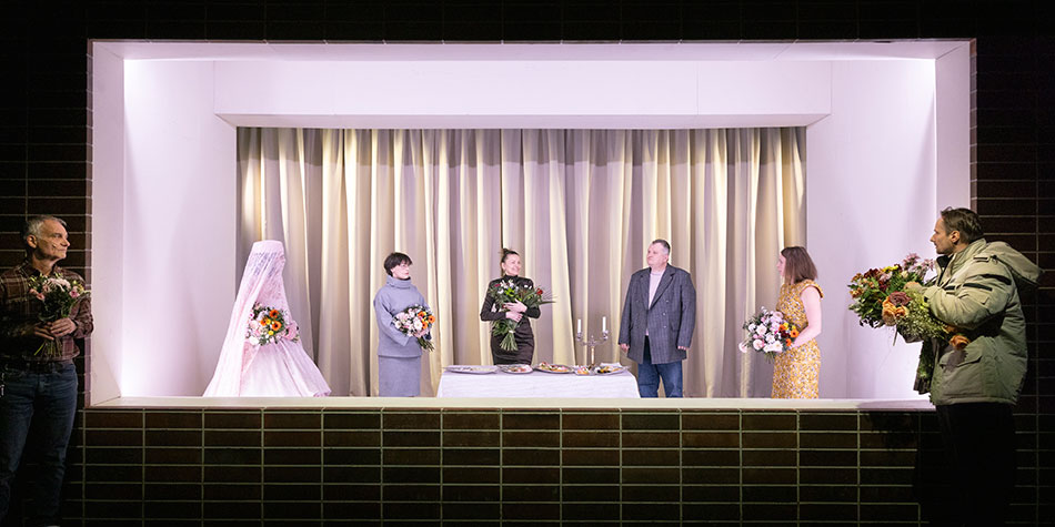 Scénografii lze číst jako modernizovanou, živou verzi úvodní slovenské TV inscenace, jako pohled do terária, v němž se jeden druh živočichů snaží požrat živočichy jiného druhu, anebo jako výkladní skříň naší doby. Foto Patrik Borecký