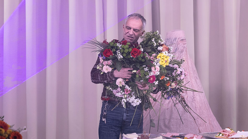 Dokonalý obraz ženské pasivity a buñuelovsky surreálný prvek v podobě modrofialového laserového paprsku, jenž v jednu chvíli začne protínat část prostoru a postavy se mu s respektem vyhýbají. Foto Patrik Borecký