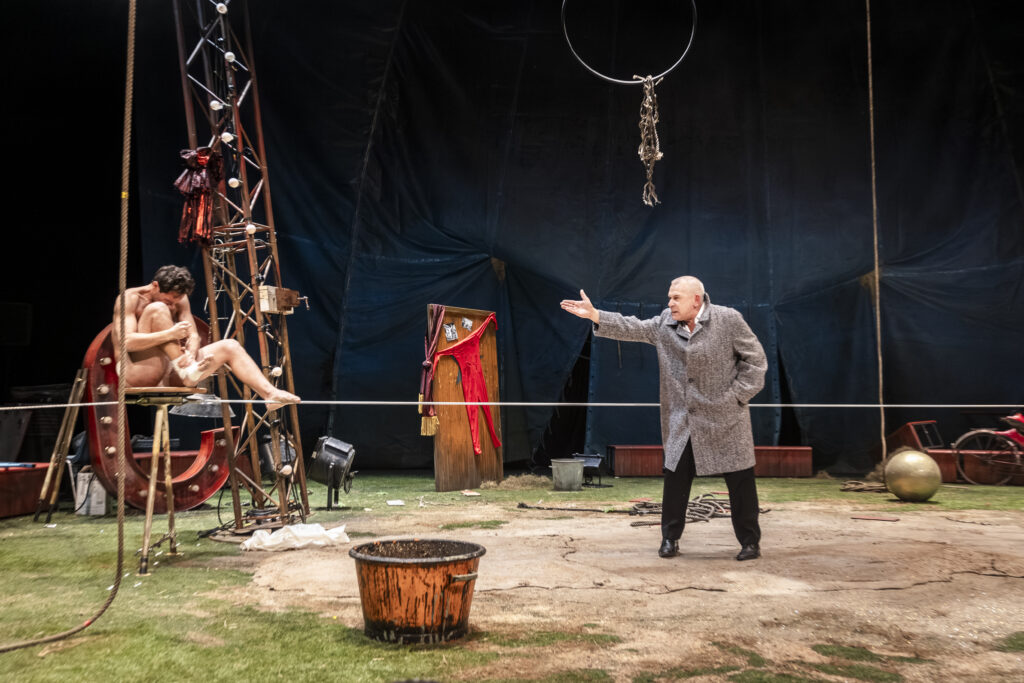 Philippe Toretton coby vypravěč a vyznavatel Jeana Geneta obdivuje mladé šlachovité tělo akrobata Juliena Posady balancujícího na laně – ovšem jen do chvíle, kdy se vážně zraní. Foto Pascale Cholette