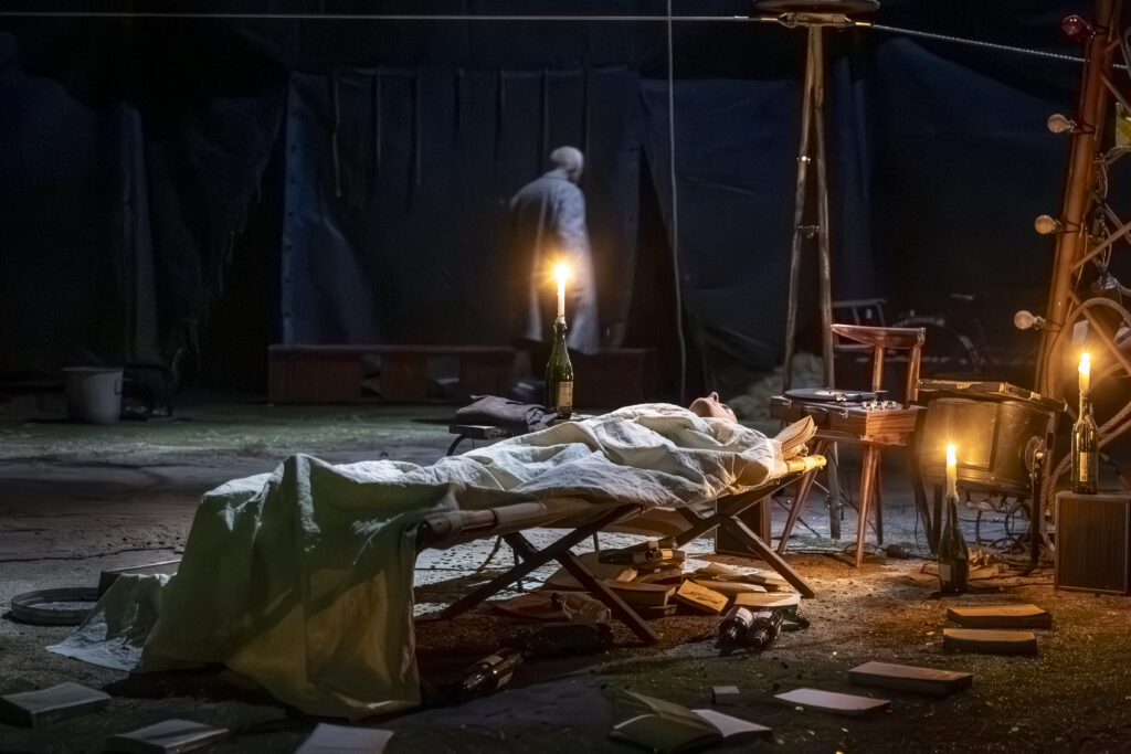 Po pádu opadne vzrušení i obdiv – Genet se s Abdallahem rozejde a dva roky nato spáchá provazochodec sebevraždu. Foto Pascale Cholette