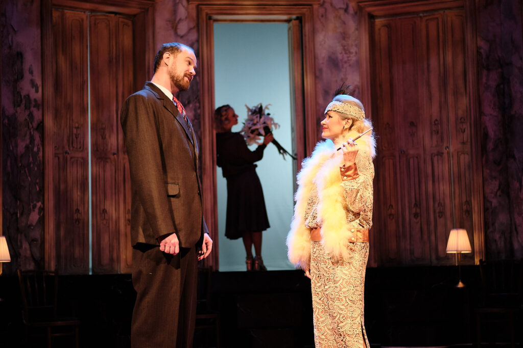 Inscenace Café Groll vznikala v době covidu; na jevišti se v ní dodnes potkává mimo jiné s Pavlem Oubramem (Jan Štifter, Olga Šubrtová: Café Groll, režie Martina Schlegelová, premiéra 24. září 2021 v Jihočeském divadle, České Budějovice). Foto Alexandr Hudeček