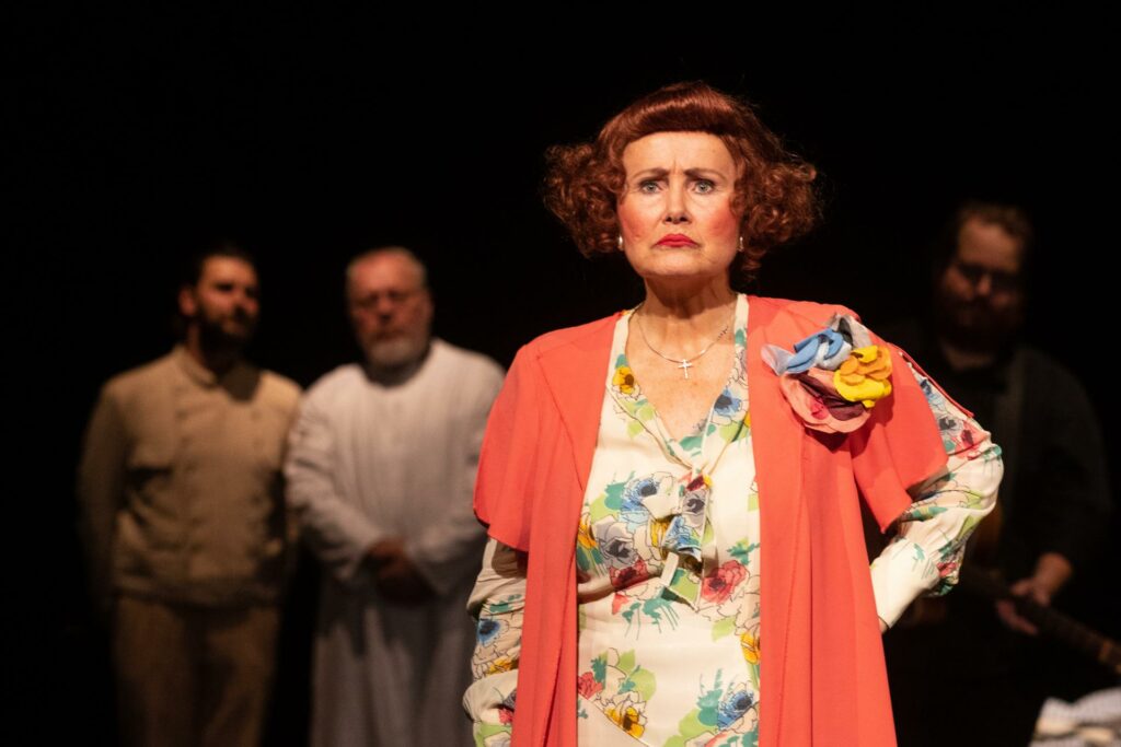 S tetou Kateřinou se na divadelních prknech potkávala dvacet let a odehrála všech 158 repríz (Zdeněk Jirotka, Miroslav Oščatka, Jan Jirků: Saturnin, režie Jan Jirků, premiéra 8. dubna 2005 v Jihočeském divadle, České Budějovice). Foto Petr Zikmund