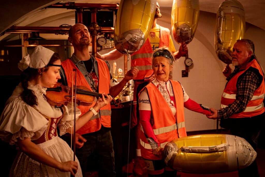 Herečka se nikdy nebála ani experimentů – jedním z nich byla inscenace o velké vodní loupeži, již divadlo uvádělo v Malém pivovaru Budvaru (Tereza Verecká: Velká vodní loupež, režie Zuzana Burianová, premiéra 15. prosince 2023 v Jihočeském divadle, České Budějovice). Foto Hynek Glos