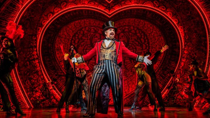 Cameron Blakely si užívá roli Harolda Zidlera, jeho konferenciér tu mnohem víc než ve filmu dává najevo sympatie k zamilované dvojici. Foto Johan Persson