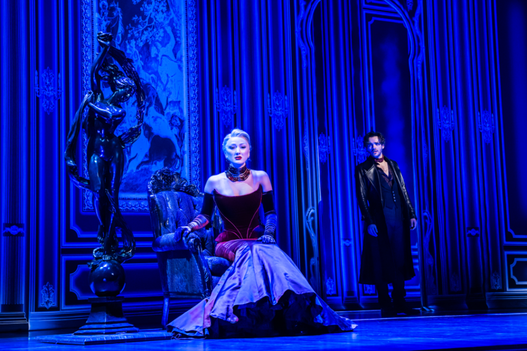 Ústřední mileneckou dvojici Satine a Christiana si v inscenaci zahráli Verity Thompson a Nate Landskroner. Foto Johan Persson