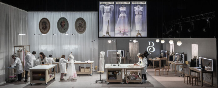 V hlavní roli svatební šaty (Caroline Guiela Nguyen: Lacrima, režie Caroline Guiela Nguyen, premiéra 9. ledna 2025 v Ateliérech Berthier). Foto Jean-Louis Fernandez