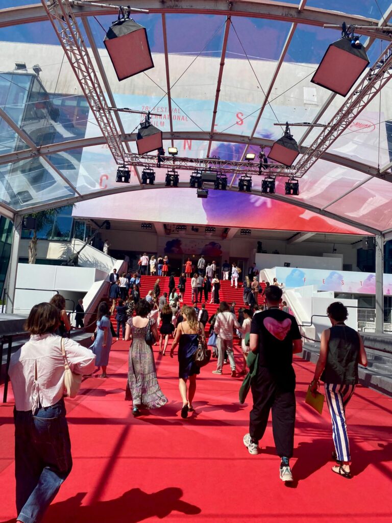 Červený koberec před Festivalovým palácem, vstup do největšího sálu Grand Théâtre Lumière. Foto Marie Sýkorová