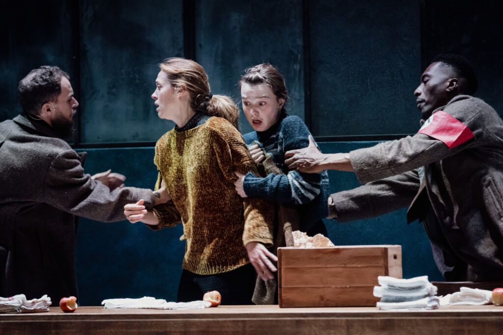 Adaptace vznikla v době francouzských parlamentních voleb, kdy byl zdejší nárůst extrémní pravice až strašidelný (Bertolt Brecht: Strach a bída Třetí říše, režie Julie Duclos, premiéra 11. ledna 2025 v Divadle Odéon). Foto Simon Gosselin