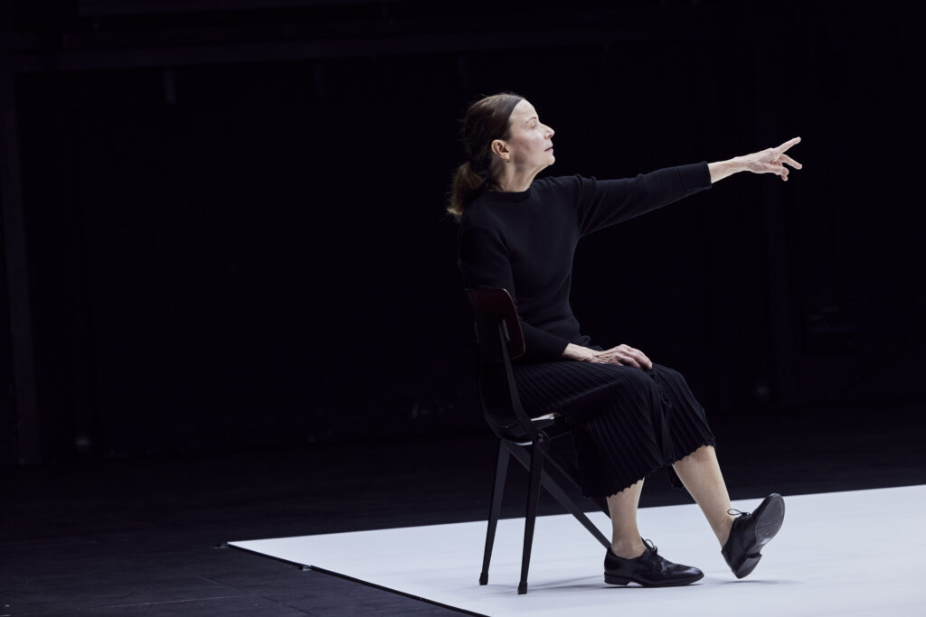 Dominique Reymond coby vražedkyně Claire Lannes (Marguerite Duras: Anglická milenka, režie Émilie Charriot, premiéra 21. března 2025 v Ateliérech Berthier). Foto Sebastien Agnetti