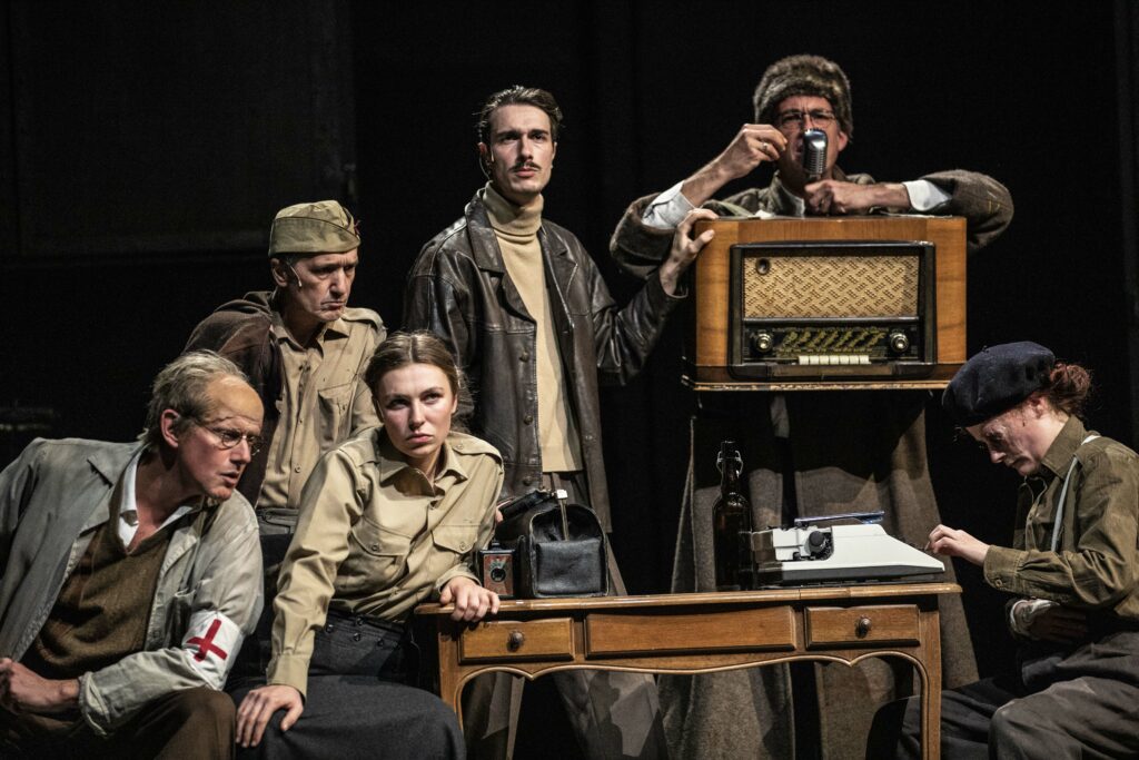 Odéon se pravidelně věnuje otázce vyrovnávání s minulostí – především v inscenacích Sylvaina Creuzevaulta (Peter Weiss a Sylvain Creuzevault: Estetika odporu, režie Sylvain Creuzevault, premiéra 1. března 2025 v Divadle Odéon). Foto Jean-Louis Fernandez