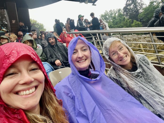 Zaklatelky divedelního.netu (Anežka Pondělíčková, Petra Janák Zachatá a Kateřina Kykalová) na premiéře Herkula na Otáčivém hledišti v Českém Krumlově. Foto: AP