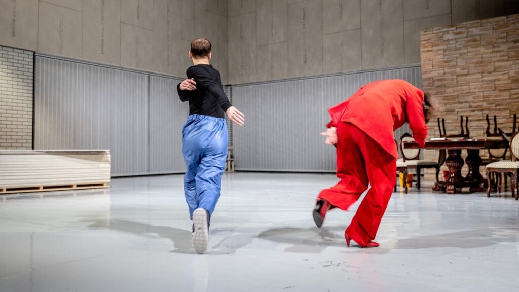 Prázdný a chladný interiér domu Vassy Železnovové (Maxim Gorkij, Alena Machoninová, Marta Ljubková, Jan Frič: Vassa Železnovová, režie Jan Frič, premiéra 27. října 2021 ve Stavovském divadle Praha). Foto Patrik Borecký