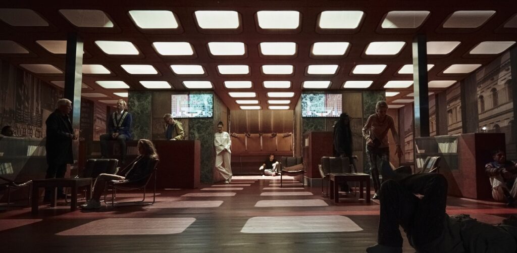 Kopie kavárny Nona na jevišti Nové scény (Roland Schimmelpfennig, Jana Slouková: 100 songů, režie Štěpán Gajdoš, premiéra 24. října 2024 na Nové scéně Národního divadla Praha). Foto Martin Špelda