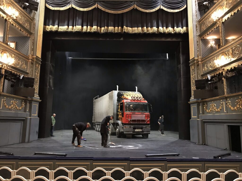 Kamion ve Stavovském divadle během přípravy na natáčení Fausta (Johann Wolfgang Goethe, Radek Malý, Marta Ljubková, Jan Frič, Jan Tošovský: Faust, režie Jan Frič, premiéra 15. března 2018 ve Stavovském divadle Praha). Foto Dragan Stojčevski