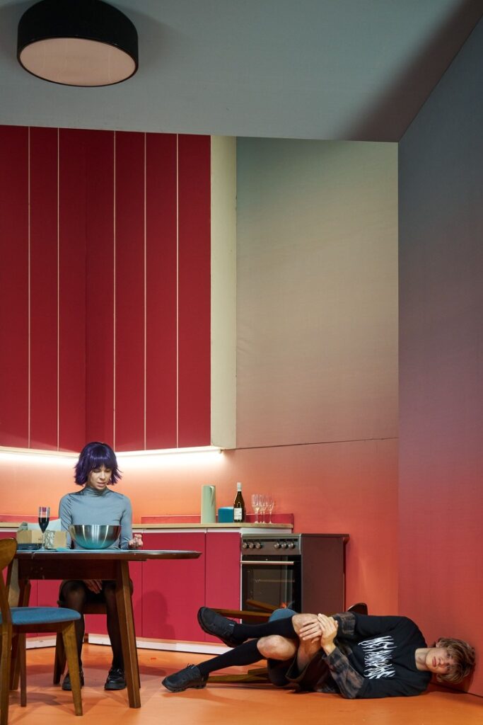 Moderní variace na Oidipa napsaná ChatGPT a inscenovaná jako kitchen drama (Jan Mikulášek, Petr Erbes: Ej Áj, režie Jan Mikulášek, premiéra 8. listopadu 2024 v Divadle Na zábradlí Praha). Foto Kiva