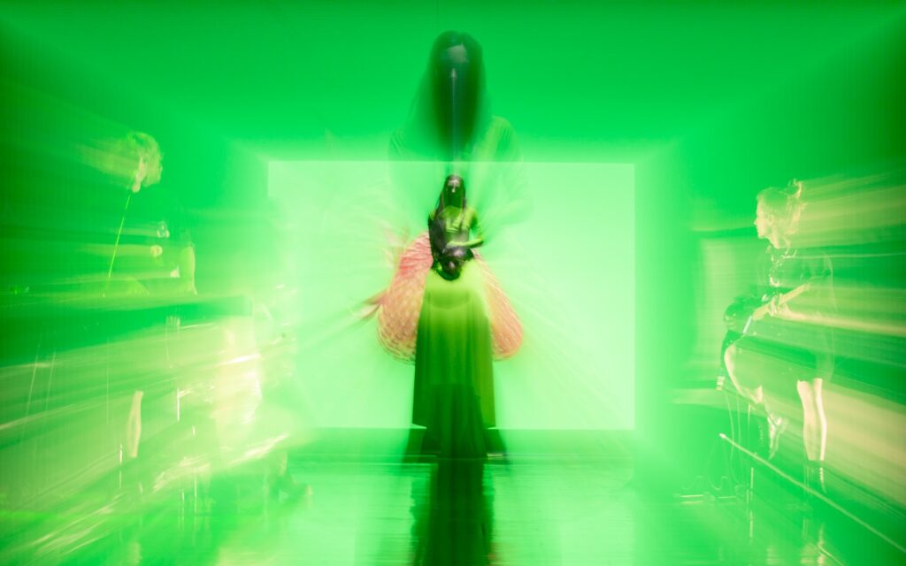 Projekce jahod a zelené klíčovací pozadí v Bakchantkách (Eurípidés, Petr Borkovec, Matyáš Havrda: Bakchantky, režie Jan Frič, premiéra 16. února 2023 ve Stavovském divadle Praha). Foto Patrik Borecký