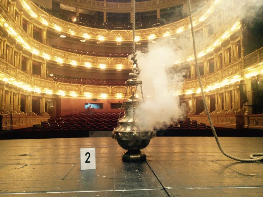 Zkouška kadidelnice na jevišti Národního divadla (Sofoklés, Petr Borkovec, Matyáš Havrda, Nina Jacques, Ilona Smejkalová, Jan Frič: Král Oidipús, režie Jan Frič, premiéra 5. prosince 2019 v Národním divadle Praha). Foto Dragan Stojčevski