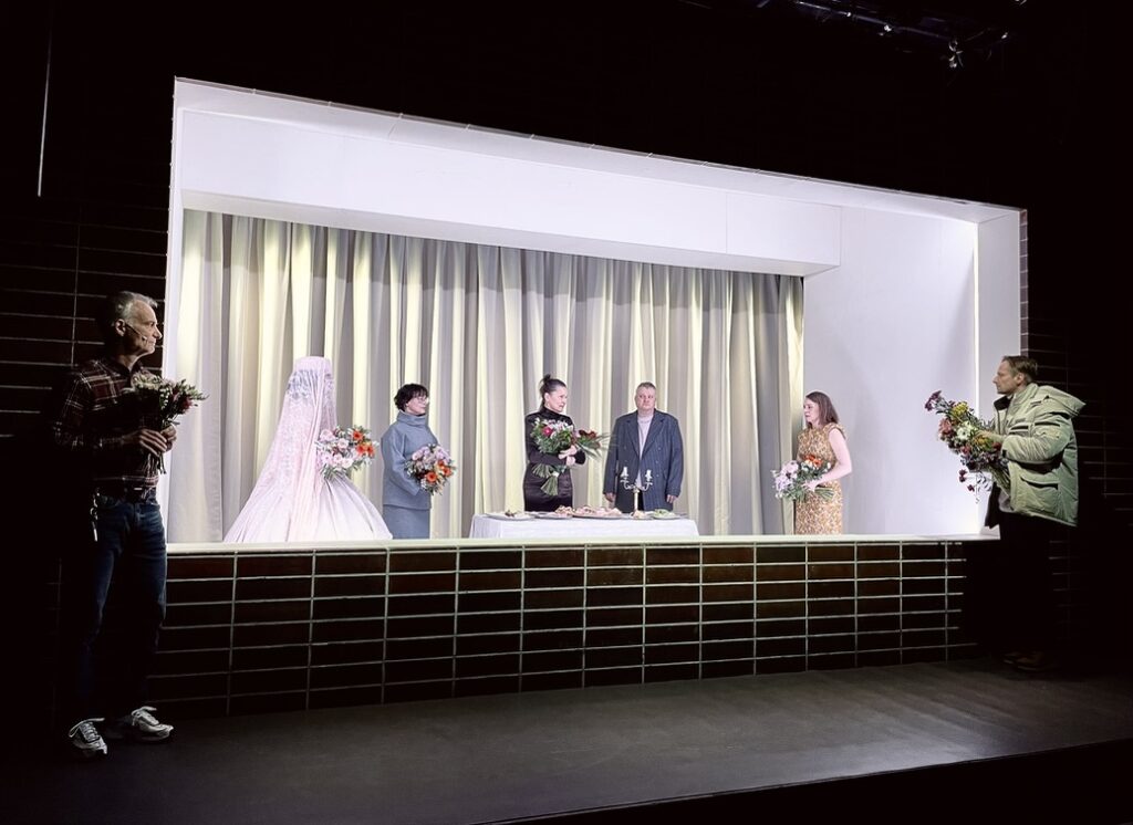 Z hlavní zkoušky Krkavců (Henry Becque, Gustav Francl, Marta Ljubková, Jan Frič: Krkavci, režie Jan Frič, premiéra 10. března 2025 v Dejvickém divadle Praha). Foto Dragan Stojčevski