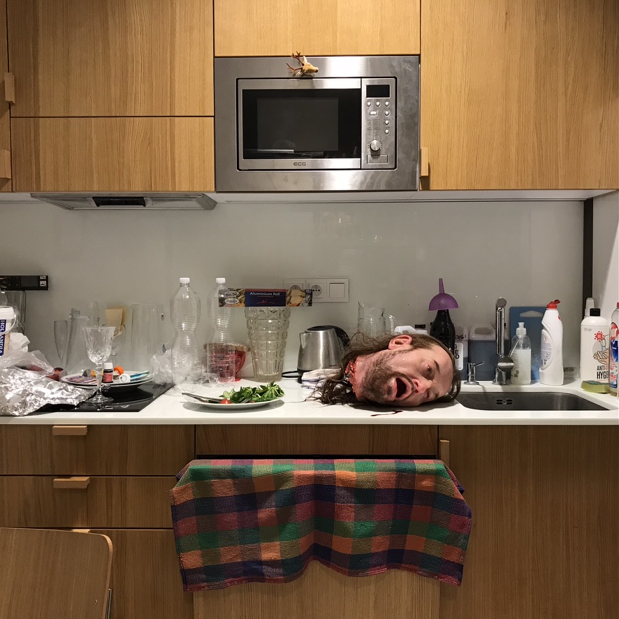 Hlava Jochanaana z opery Salome v rekvizitárně (Richard Strauss, Oscar Wilde, Hedwiga Lachmann: Salome, režie David Radok, premiéra 17. června 2023 v Janáčkově divadle Brno). Foto Dragan Stojčevski