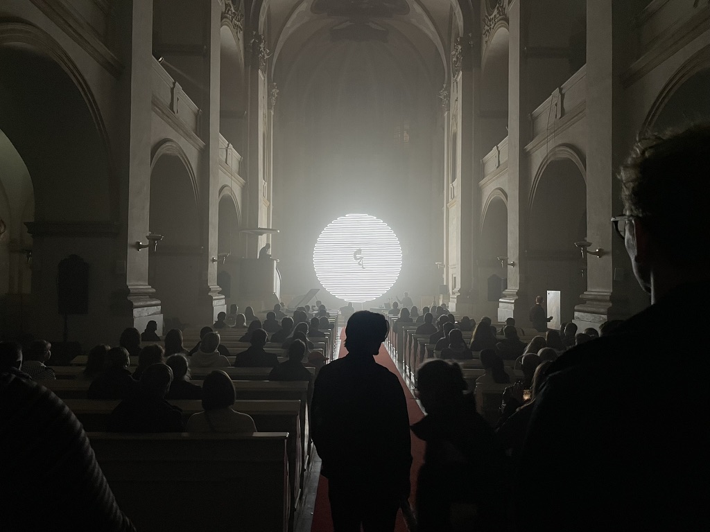 Využití scénografie z Krále Oidipa ve zvukové instalaci v kostele sv. Salvátora během Signal Festivalu (Michal Rataj, Jan Trojan, Dragan Stojčevski: Imerze: Ponořeni do zvuku, říjen 2023). Foto Dragan Stojčevski