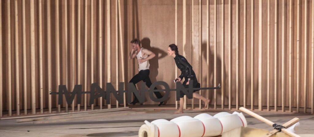 Honosné sídlo rodu Mannonů (Eugene O’Neill, Milan Lukeš, Michal Dočekal, Jana Slouková: Smutek sluší Elektře, režie Michal Dočekal, premiéra 24. června 2022 v Mahenově divadle Brno). Foto Patrik Borecký