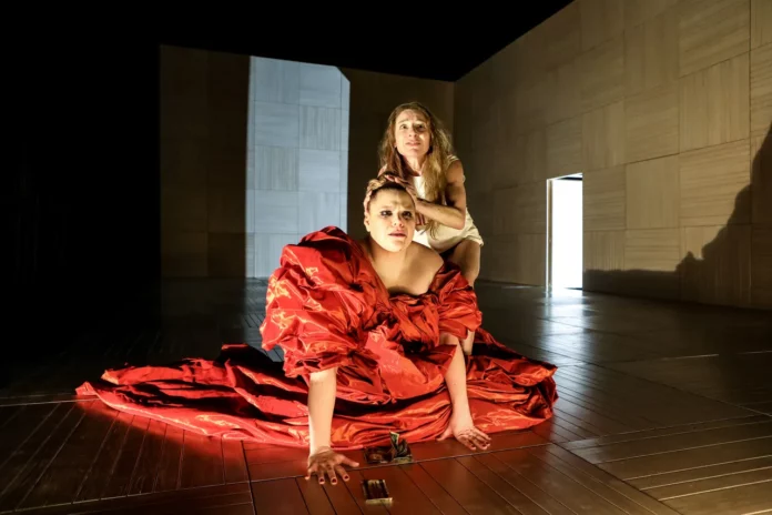 Berliner Ensemble – Bertolt Brecht: Svatá Johanka z jatek. Zleva Stefanie Reinsperger (Mauler) a Kathleen Morgeneyer (Johanna Dark). Foto Birgit Hupfeld