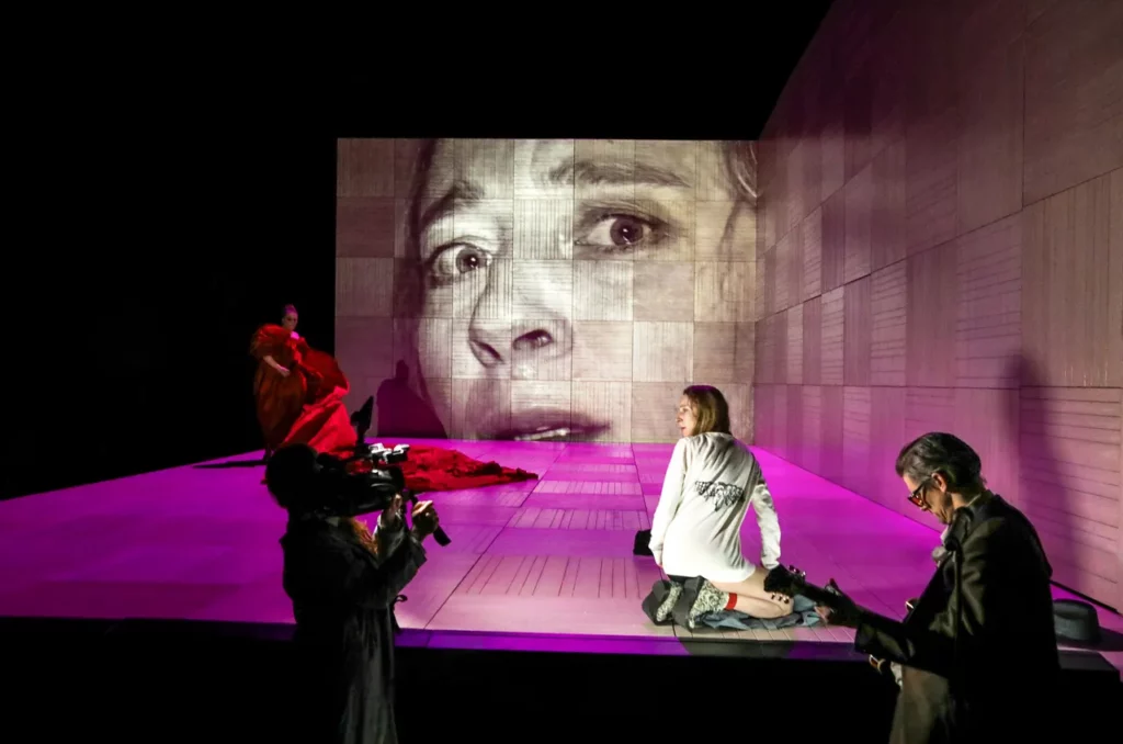 Berliner Ensemble – Bertolt Brecht: Svatá Johanka z jatek. Foto Birgit Hupfeld