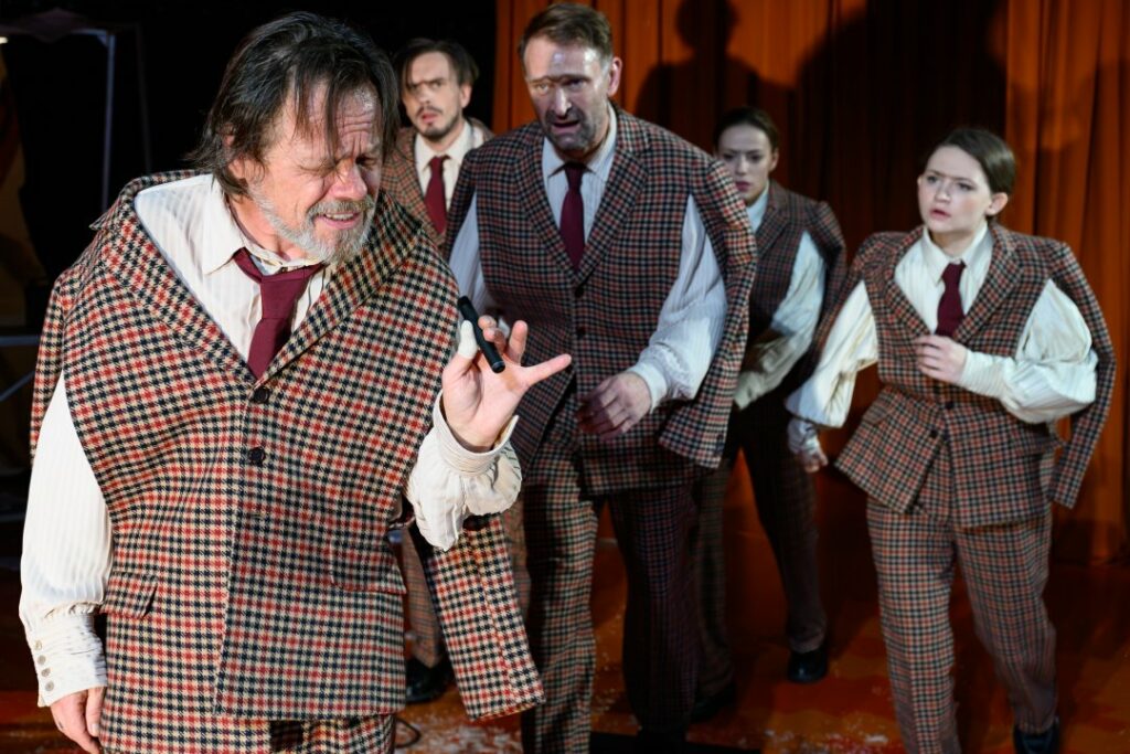 Slovenské národní divadlo – Dominik Tatarka, Dávid Paška: Tatarka. Zleva Robert Roth (Bartolomej Slzička), Tomáš Maštalír (Valizlosť Mataj), Daniel Žulčák (Súčasník), Barbora Andrešičová (Daniela), Viktória Šuplatová (Súčasník). Foto Robert Tappert