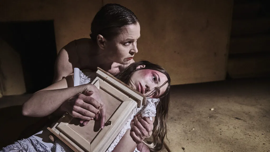 Činoherní studio Ústí nad Labem – Layla Martínez: Červotoč. Zleva Zuzana Zlatohlávková (Bába) a Marie Machová (Svatá, Dcera). Foto Martin Špelda