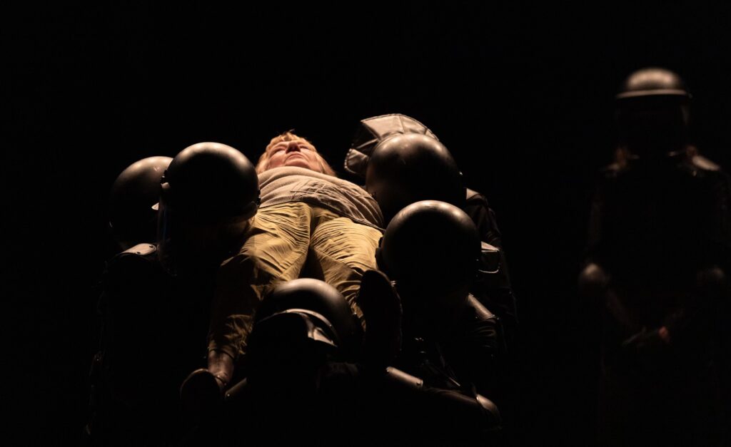 Direct Action Theatre – Kolektiv: Pomáhat a chránit. Monolog Jany Zoubkové, kterou zbila policie během demonstrace Global Street Party 98. Foto MF Divadlo