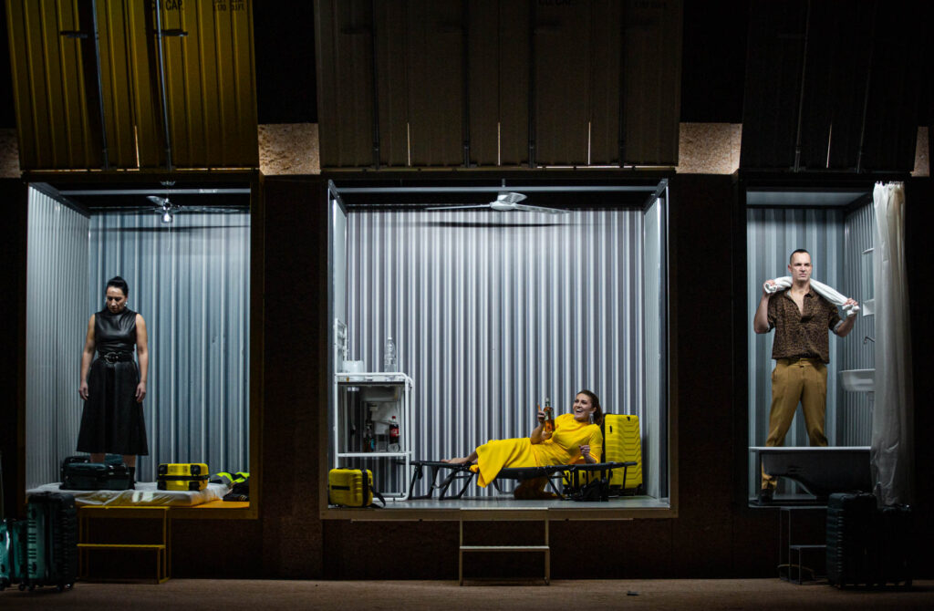 Slovácké divadlo Uherské Hradiště – Tennessee Williams: Tramvaj do stanice Touha. Zleva Jitka Hlaváčová (Stella), Pavlína Hejcmanová (Blanche) a Jiří Hejcman (Stanley). Foto Kuba Jíra