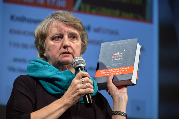 „Mám ráda takové to obyčejné, herecké divadlo o lidech, postavené na dobrém textu. Baví mě, když spolu postavy na scéně opravdu mluví, reagují na sebe a chovají se civilně.“ Foto Ondřej Němec