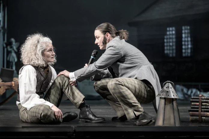 Tereza Jarčevská jako Robert Walton a Tereza Hof jako Viktor Frankenstein. Foto Petr Neubert