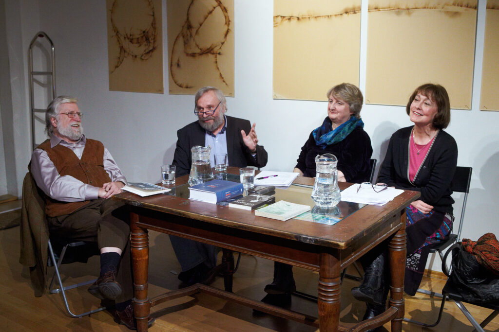 Jeden z cyklu večerů Výzvy, paradoxy, hry, věnovaných divadelním hrám Václava, v tomto případě Vyrozumění. Anna Freimanová moderuje diskusi (zleva) Ivana M. Havla, teatrologa a kritika Vladimíra Justa a (vpravo) herečky Marie Málkové (KVH, sál v Kateřinské, 2013). Foto Ondřej Němec