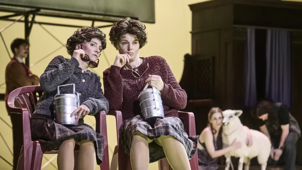 Pavlína Štorková (Plačka), Gabriela Mikulková (Drbna). Foto Martin Špelda