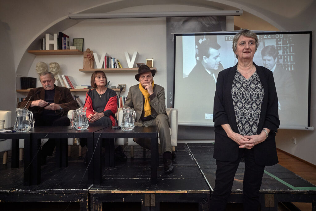 S pamětníky zlaté éry Divadla Na zábradlí (zleva) a kolegy, kulisákem a režisérem Andrejem Krobem, herečkou Marií Málkovou a hercem Janem Přeučilem, se Anna Freimanová sešla jako moderátorka pořadu Divadlo Na zábradlí v absurdních časech absurdního divadla (KVH, sál v Ostrovní, 2016). Foto Ondřej Němec