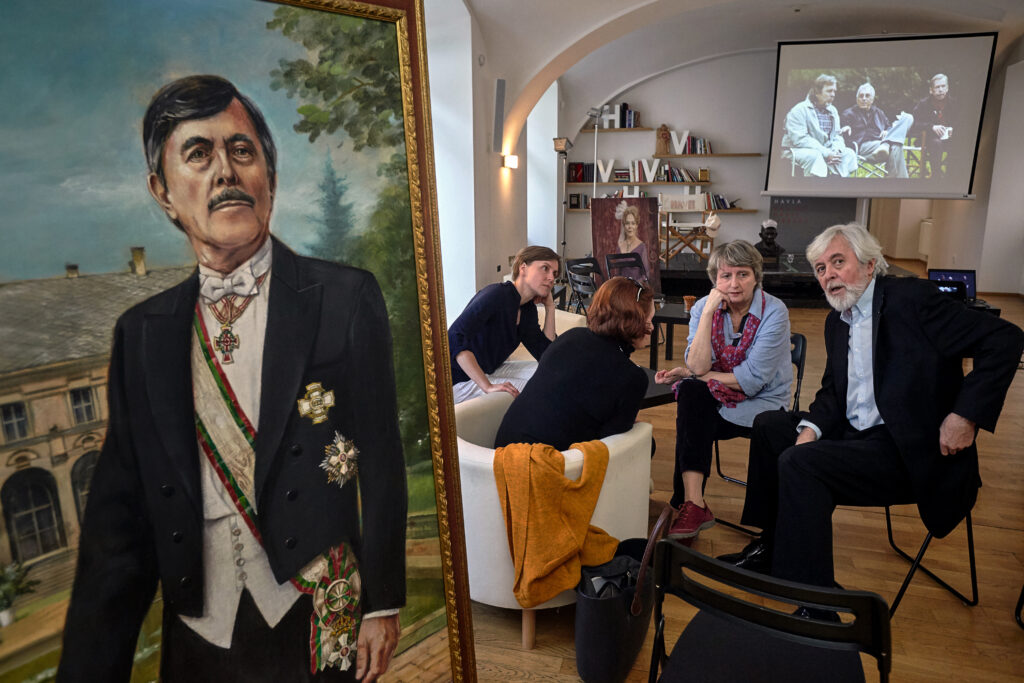 Anna Freimanová s vynikajícím představitelem hrdinů Havlových dramat Josefem Abrhámem (vpravo) při přípravě vzpomínkového večera k pátému výročí premiéry filmu Odcházení (KVH, Ostrovní, 2016). Foto Ondřej Němec