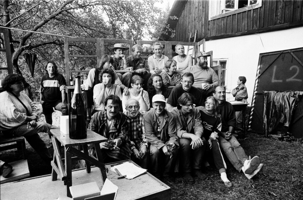 Divadlo na tahu na Hrádečku. „Zahrady byly v podstatě propojené, takže šlo vlastně o jednu společnou akci i společné publikum.“ Foto Hana Rysová