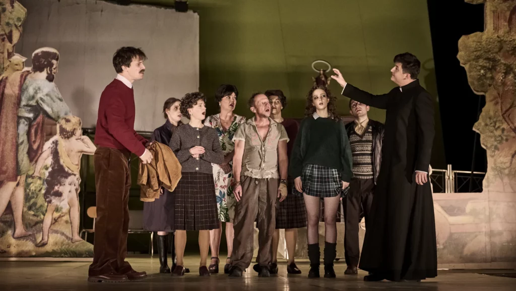 Ke kladům inscenace vedle individuálních hereckých výkonů patří režijní orchestrace dění, u níž je patrný Mikuláškův nadále produktivní talent ve výstavbě tragikomických situací, drobných „nehorázností“ a náhlých střihů. Foto Martin Špelda