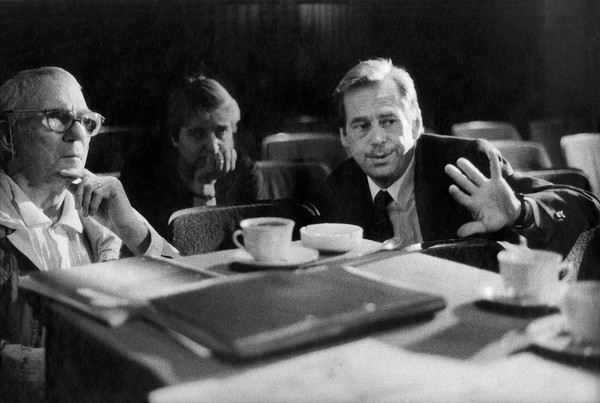 S Janem Grossmanem a Václavem Havlem při zkoušení inscenace Largo desolato (Divadlo Na zábradlí, 1990). Foto Viktor Kronbauer