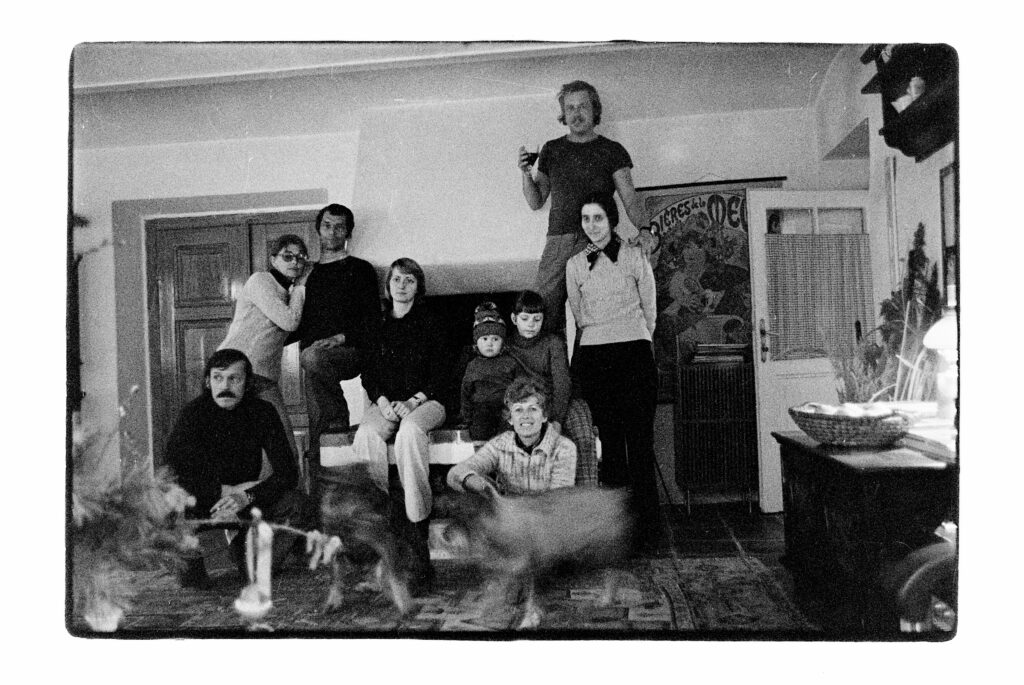 V sedmdesátých letech (na sedačce uprostřed) s Pavlem Juráčkem, Daňou Horákovou, Havlovými, Andrejem Krobem a dalšími. „Underground byla svoboda, i když pod hrozbou nějakého nebezpečí a omezení, a často vzniklo něco, co má pro nás stále smysl i dnes. A jestli měla kultura větší váhu, protože byla riskantní? Myslím, že je to tak vždycky.“ Foto Bohdan Holomíček