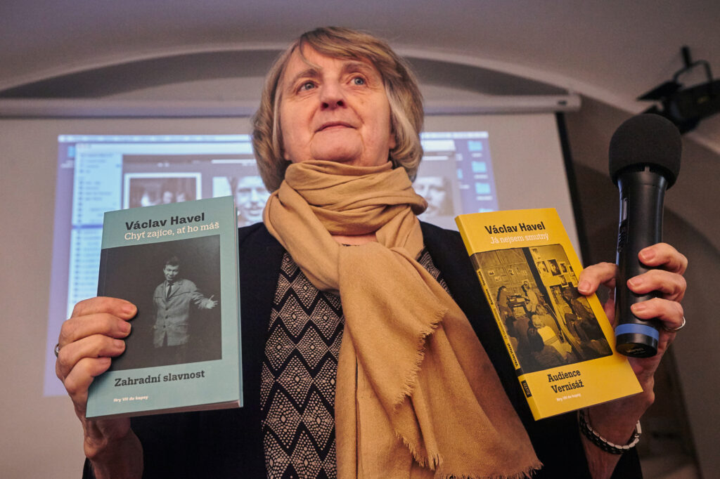 „V Knihovně Václava Havla, kde už přes deset let pracuji, logicky pokračuji v té havlovské cestě. Pro nás je důležité zachovat havlovského ducha, připomínat Václavův odkaz, pečovat o něj a seznamovat s ním další generace.“ Foto Ondřej Němec