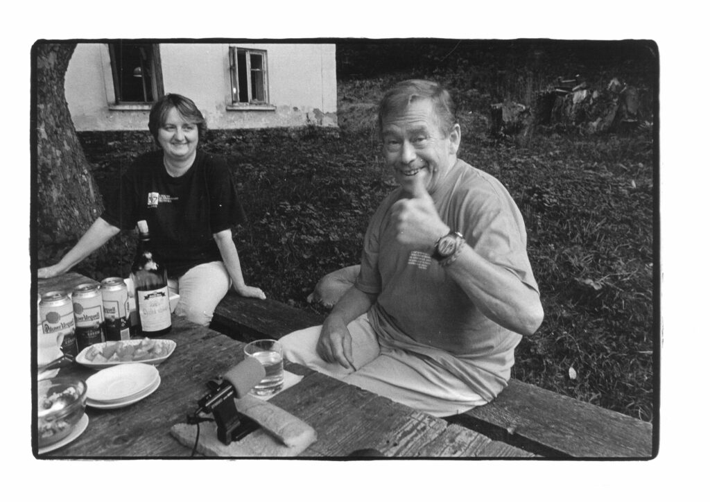 Tajemnice prezidenta Václava Havla pro literární a divadelní agendu na Hrádečku. „Spolupráce s Václavem a práce pro něj byly ohromně obohacující. Částečně mi vynahradily i to, že jsem předčasně odešla ze studií. Zároveň jsem – abych tu práci mohla dělat – na sobě musela pracovat, hodně věcí si nastudovat a vybádat.“ Foto Bohdan Holomíček