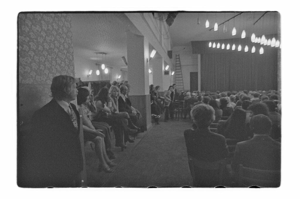 Václav Havel před představením Žebrácké opery v Horních Počernicích. „Co mě opravdu překvapilo, byly problémy, které padly na nevinné počernické ochotníky, kteří za nic nemohli a většinou ani netušili, oč jde. Jen proto, že se hrálo v prostoru, kde taky působili.“ Foto Bohdan Holomíček