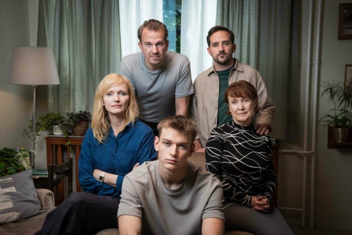 Rodina Velkových ze seriálu Ratolesti. Herci Stanislav Majer, Matouš Ruml, Anna Geislerová, Milena Steinmasslová a Tomas Sean Pšenička. Foto © Česká televize