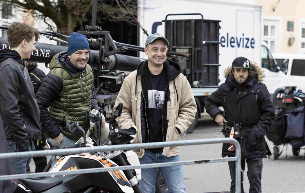 Režisér Michal Blaško (uprostřed) při natáčení seriálu Ratolesti. Foto © Česká televize