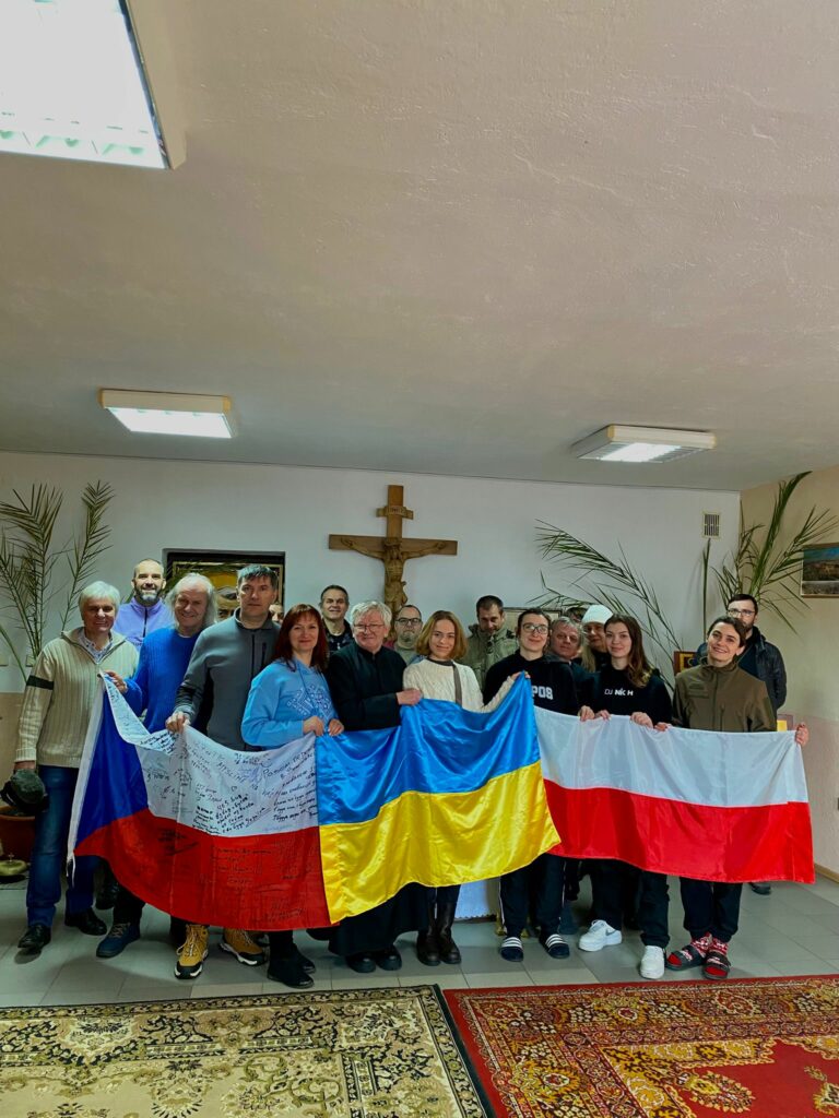 Všichni účastníci humanitární mise před odjezdem na východ Ukrajiny. Foto archiv Ondřeje Bretta