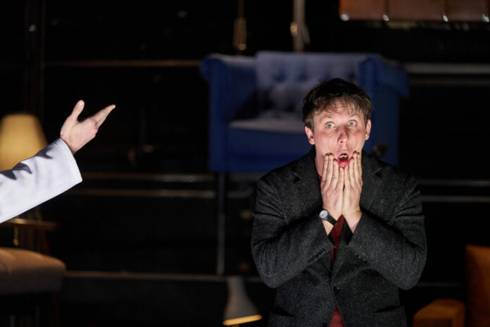 Hostující Kryštof Bartoš představuje v inscenaci Jana Mikuláška Časokryt samotného spisovatele-vypravěče, který s intelektuálskou zaníceností postupně objevuje svět ve zvláštním a čím dál rozostřenějším prostoru slábnoucí lidské paměti. Foto KIVA